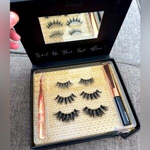 MoxieLash Dramatic Kit new in box, box corner slightly damaged.